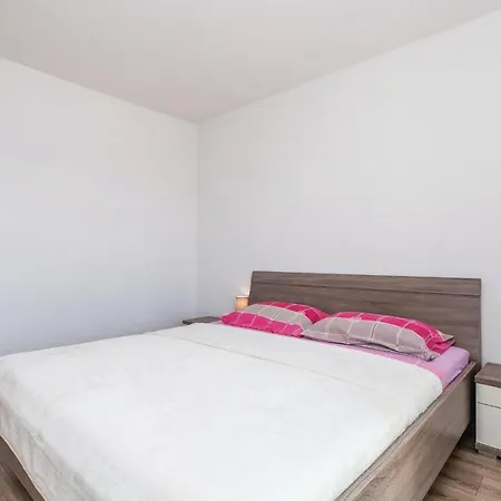 Апартаменты Beautiful In With 2 Bedrooms And Wifi *